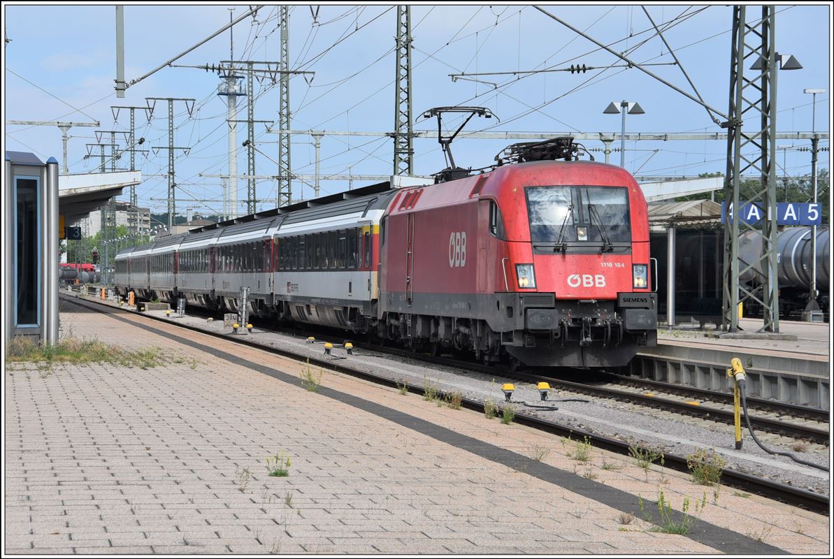1116 184 bespannt den IC186 von Singen nach Stuttgart. (16.07.2018)