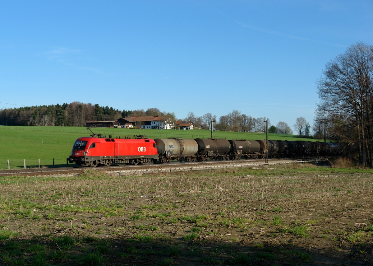 1116 185 mit einem Kesselzug am 03.04.2011 bei Vogl.
