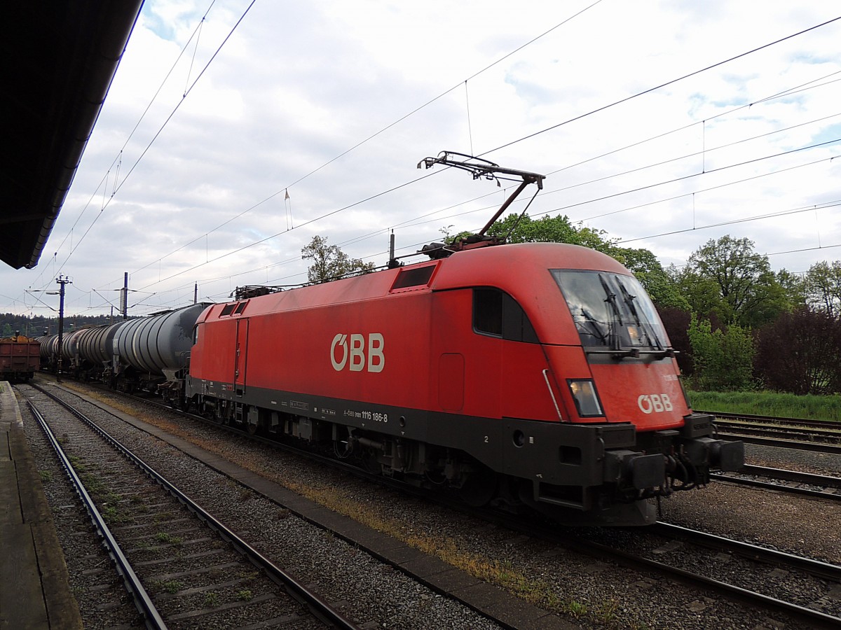 1116 186-8 durchfährt mit einem Kesselwagenzug den Bhf. Redl-Zipf; 150507