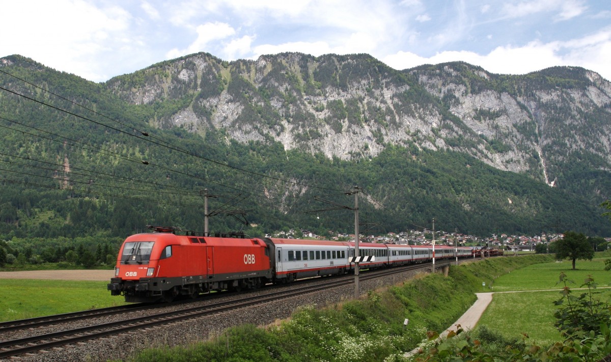 1116 186-8 der ÖBB durchfährt am 4.6.2014 mit dem IC Wien West-Bregenz das Inntal bei Langkampfen. Am Schluss des Zuges hängen 4 Autotransportwagen, 2 verbleiben in Innsbruck und 2 in Feldkirch. Nächster Halt ist Wörgl Hbf.