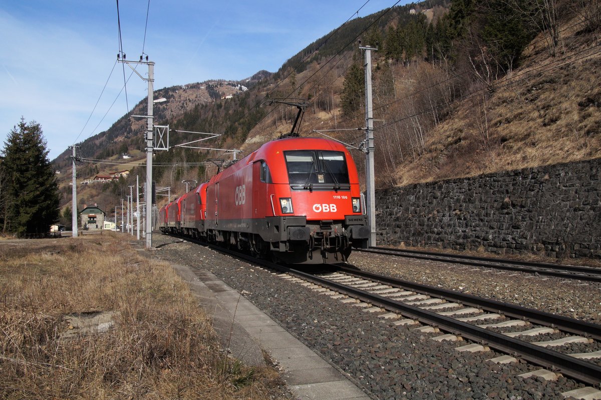 1116 186 an der Spitze eines Lokzugs bei der Durchfahrt durch den Bahnhof Kolbnitz (Strecke Schwarzach St.Veit - Spittal-Millstättersee). 
Kolbnitz, 03.03.2019