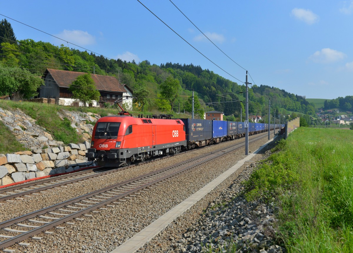1116 186 mit einem Containerzug am 01.05.2014 bei Wernstein am Inn.