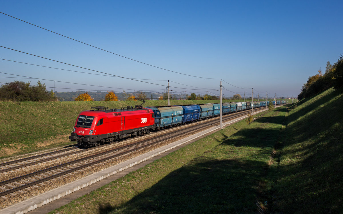 1116 187 fährt mit einem Kohlezug bei Perschling in Richtung St. Pölten, aufgenommen am 16. Oktober 2017.