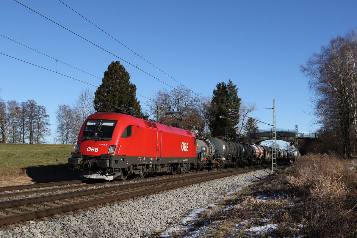 1116 188 mit einem gemischten Güterzug am 31. Dezember 2020 bei Übersee am Chiemsee.
