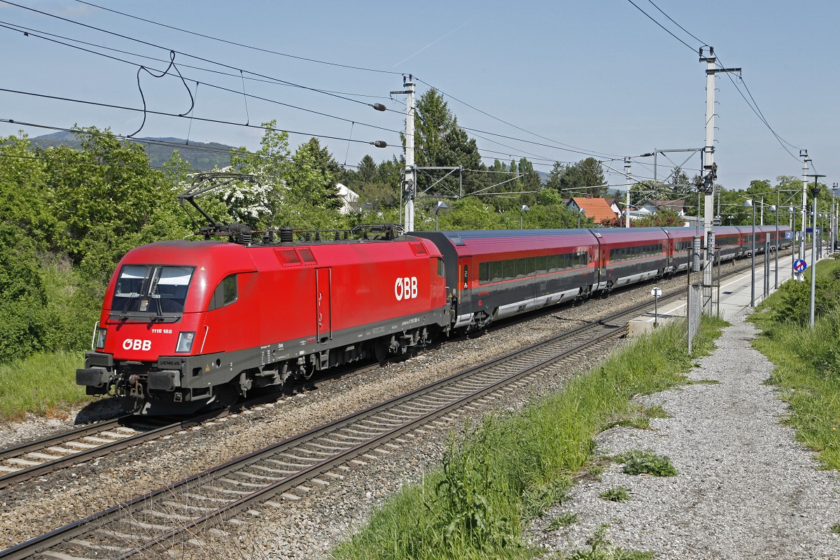 1116 188 mit Railjet in Kottingbrunn am 10.05.2017.