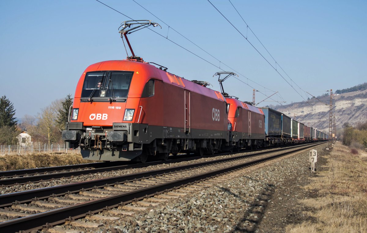 1116 189-2 und 1116 125-6 von der ÖBB sind mit einen Aufliegerzug am 15.02.2017 in Richtung Italien bei Thüngersheim unterwegs.
