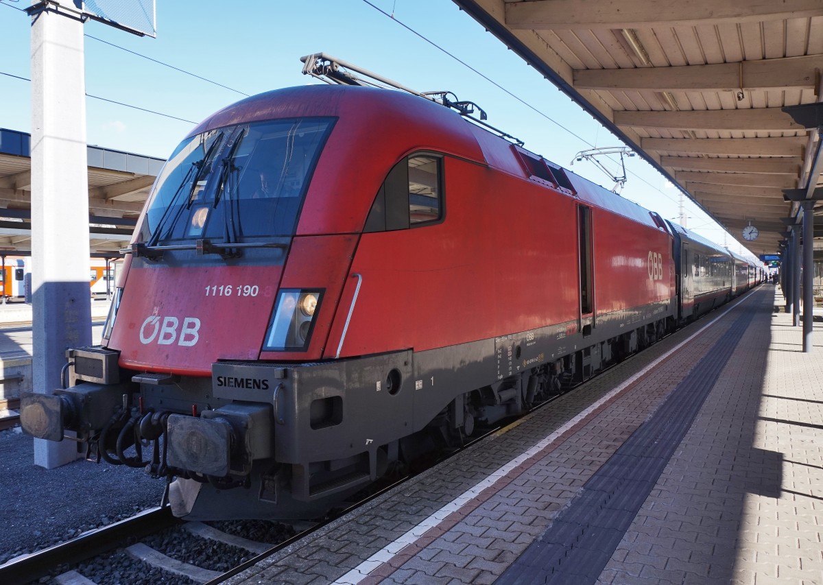 1116 190-0 mit IC 961 (Klagenfurt Hbf - Flughafen Wien (VIE)) am 11.2.2016 beim Halt in Villach Hbf.