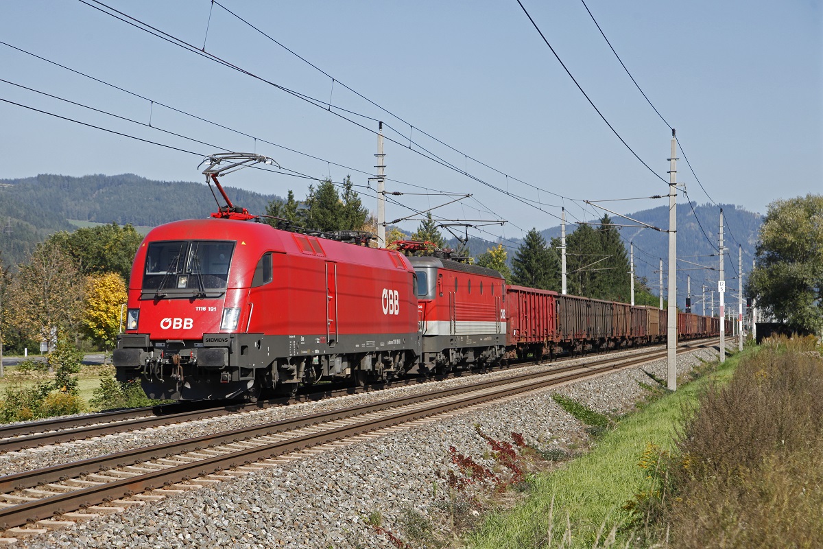1116 191 + 1144 056 mit Güterzug bei Niklasdorf am 2.10.2017.