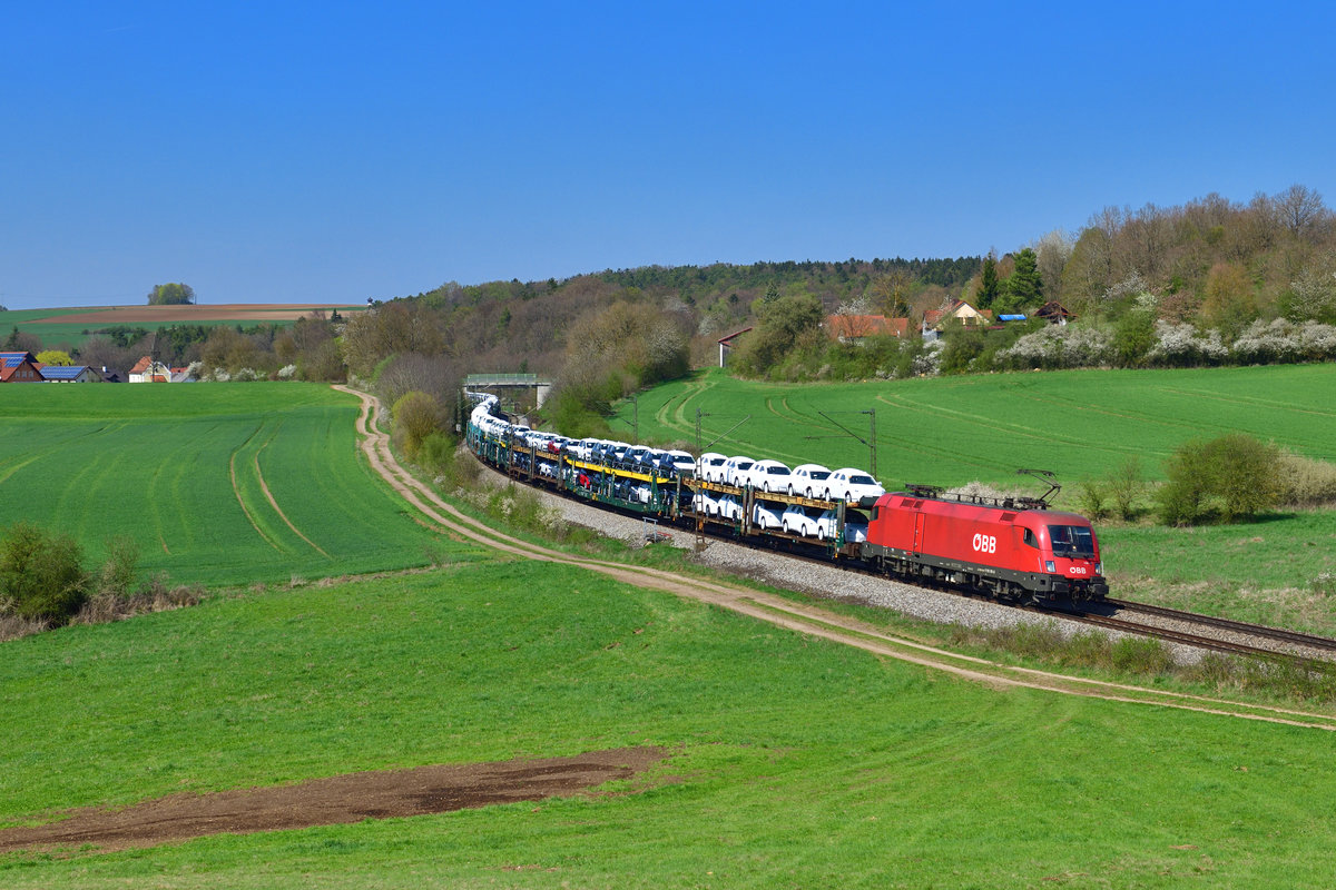1116 191 mit einem Autozug am 18.04.2018 bei Edlhausen.