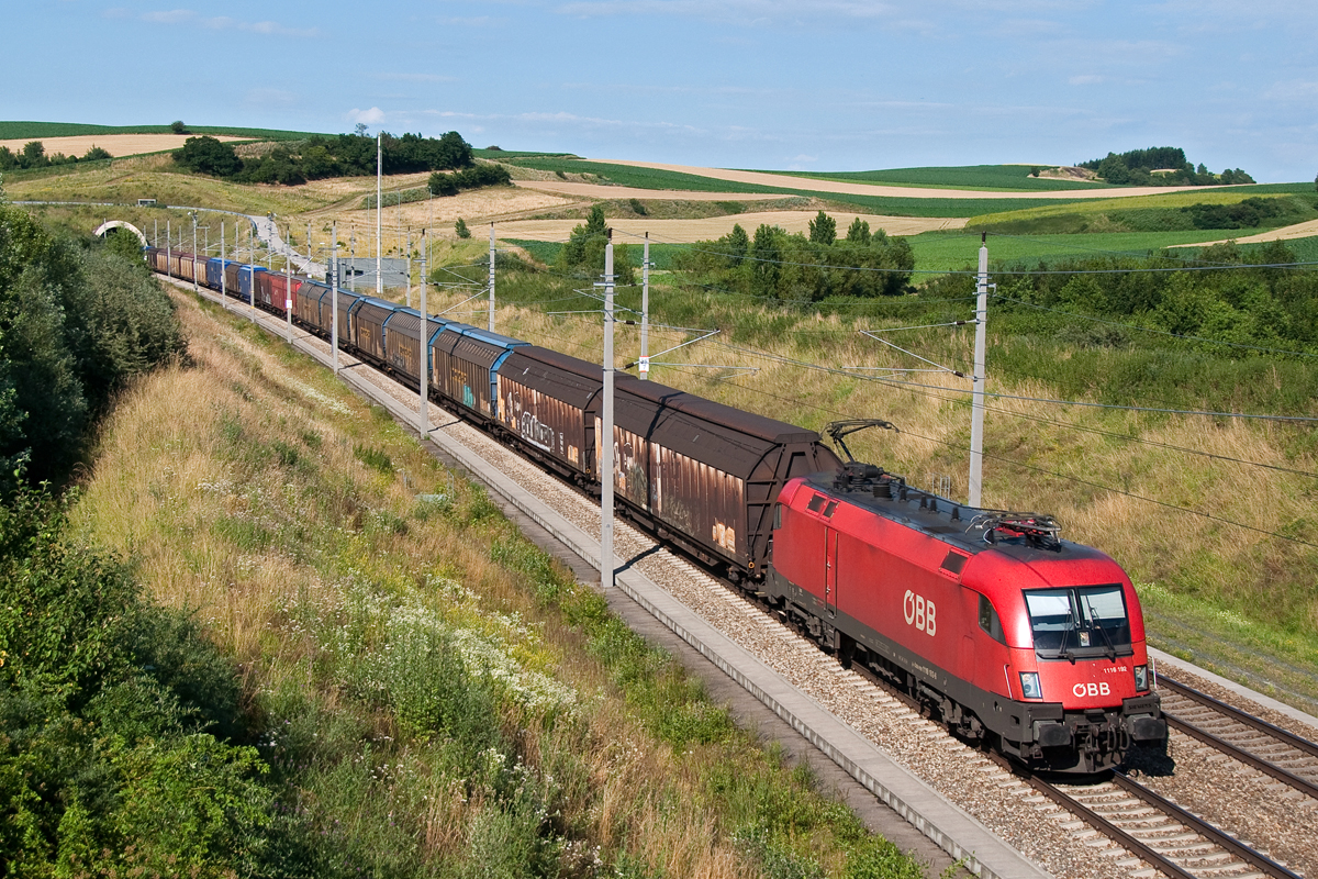 1116 192 hat mit dem Audi Zug soeben den Reisenbergtunnel verlassen und ist in Richtung St. Pölten auf der Neubaustrecke bei Perschling unterwegs. Die Aufnahme entstand am 04.07.2016.