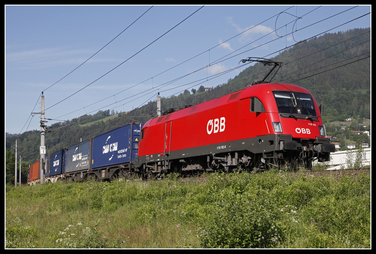 1116 192 mit Güterzug bei Kapfenberg am 3.06.2020.