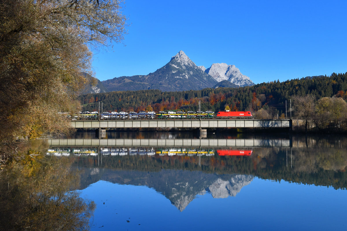 1116 193 mit einem Autozug am 10.11.2018 bei Kirchbichl. 