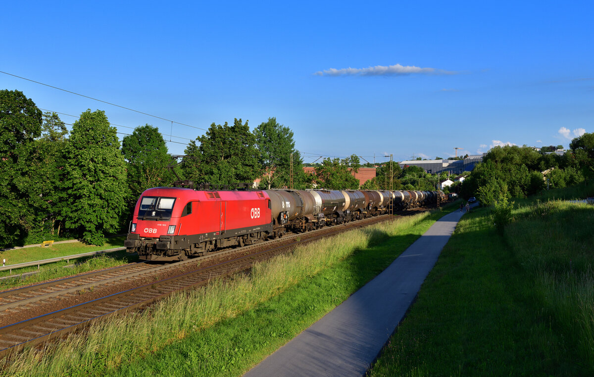 1116 193 mit einem Güterzug am 04.06.2022 bei Passau. 