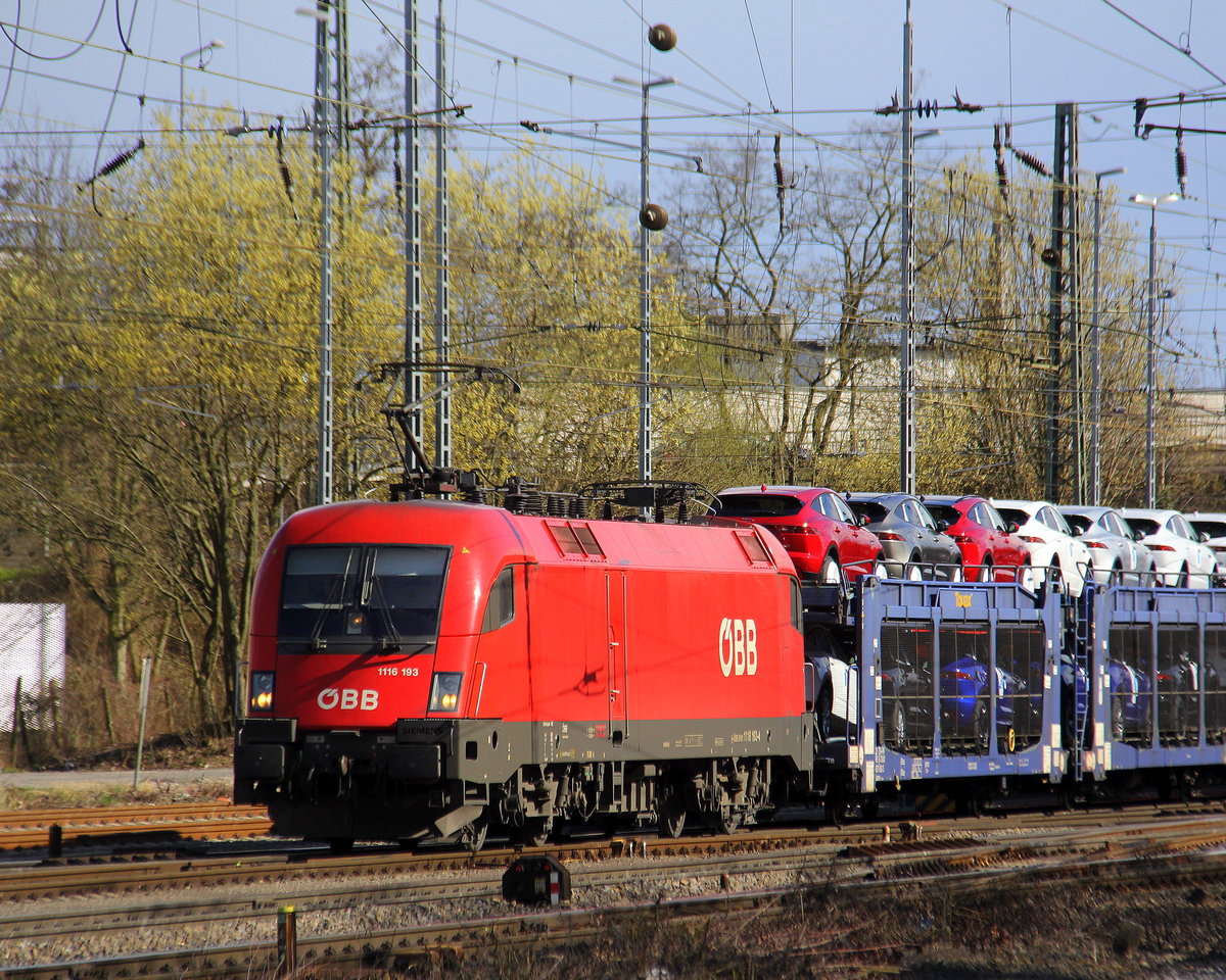 1116 193 von ÖBB kommt aus Richtung Köln,Aachen-Hbf,Aachen-Schanz  mit einem Jaguar-Autozug aus Graz-Vbf(A) nach Zeebrugge(B) und fährt in Aachen-West ein. 
Aufgenommen vom Bahnsteig in Aachen-West. 
Bei Sonne und Regenwolken am Nachmittag vom 3.4.2018.
