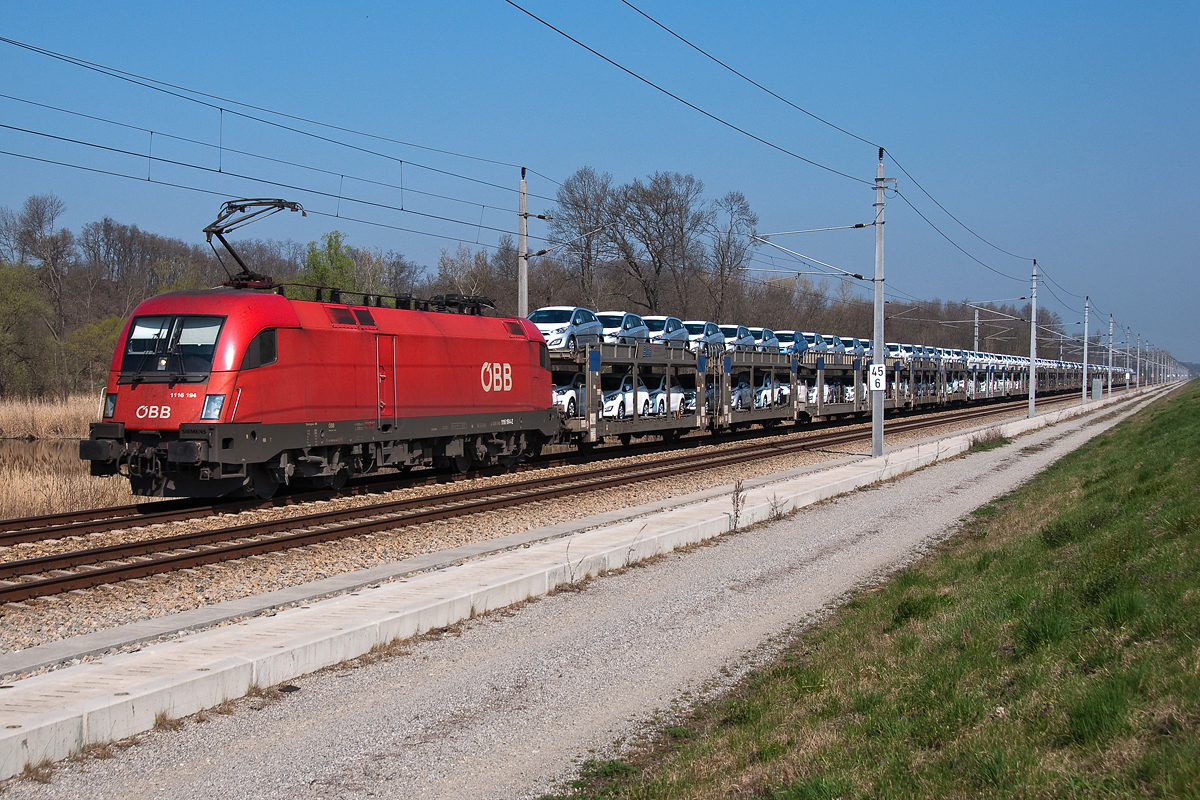 1116 194 ist mit einem Hyandai Autozug zwischen Dürnkrut und Stillfried unterwegs. Die Aufnahme entstand am 28.03.2014.