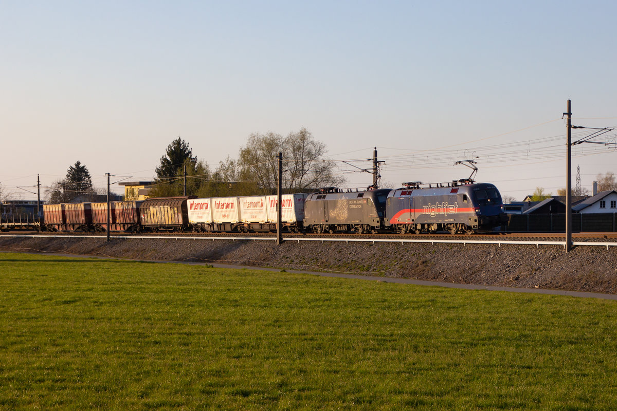 1116 195-9 (Nightjet) und 1116-15897 (Sternenlok)mit ihrem Güterzug aus Wolfurt. 6.4.20