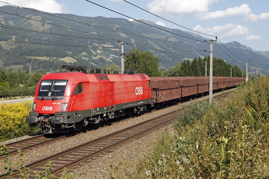 1116 195 ist am 16.08.2013 mit einem Erzug zwischen Gaishorn und Trieben unterwegs.