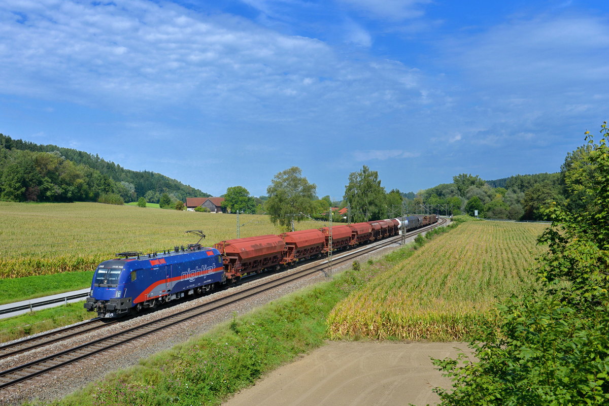 1116 195 mit einem Güterzug am 31.08.2017 bei Einöd. 