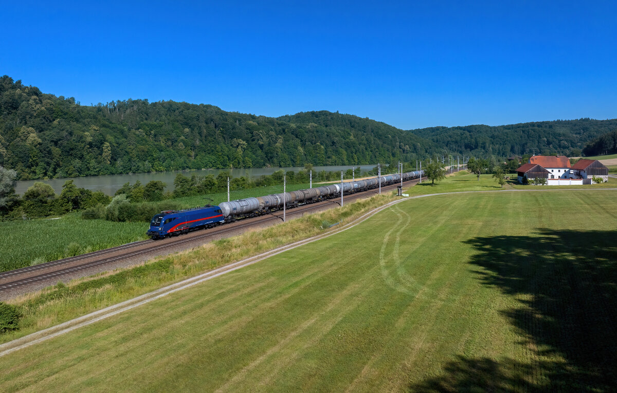 1116 195 mit einem Kesselzug am 15.07.2023 bei Wernstein am Inn.
