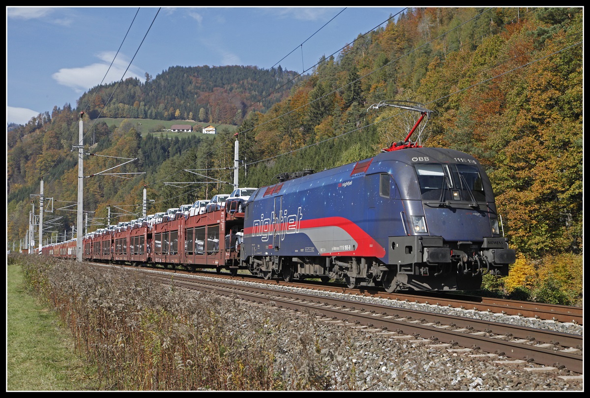 1116 195 mit Güterzug bei Pernegg am 23.10.2019.