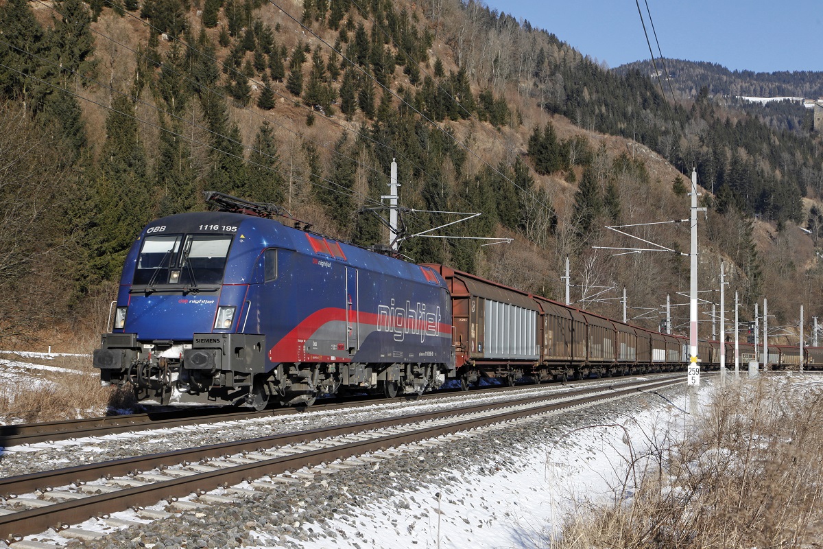 1116 195 mit Güterzug bei Unzmarkt am 20.01.2017.