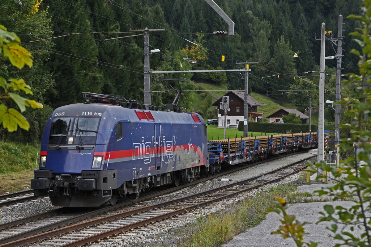 1116 195 mit Güterzug in Klaus am 26.09.2017.