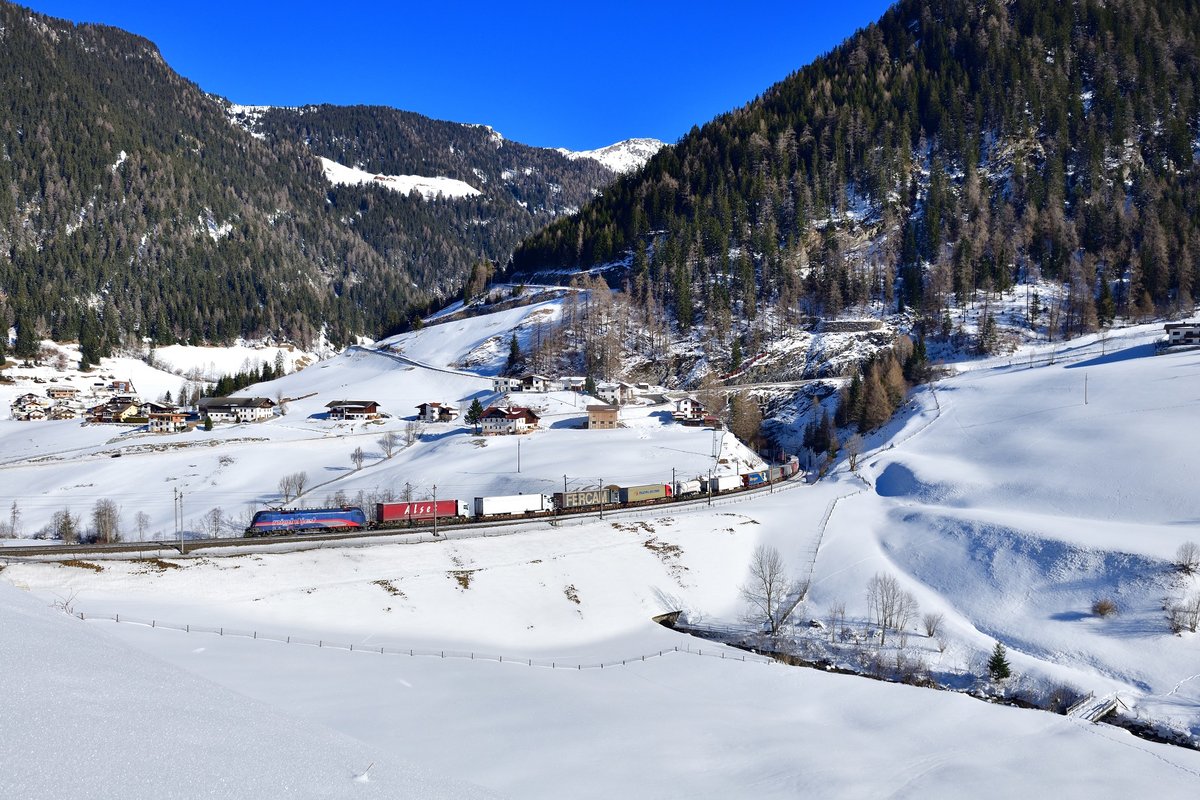 1116 195 mit einer RoLa am 08.02.2020 bei St. Jodok am Brenner.