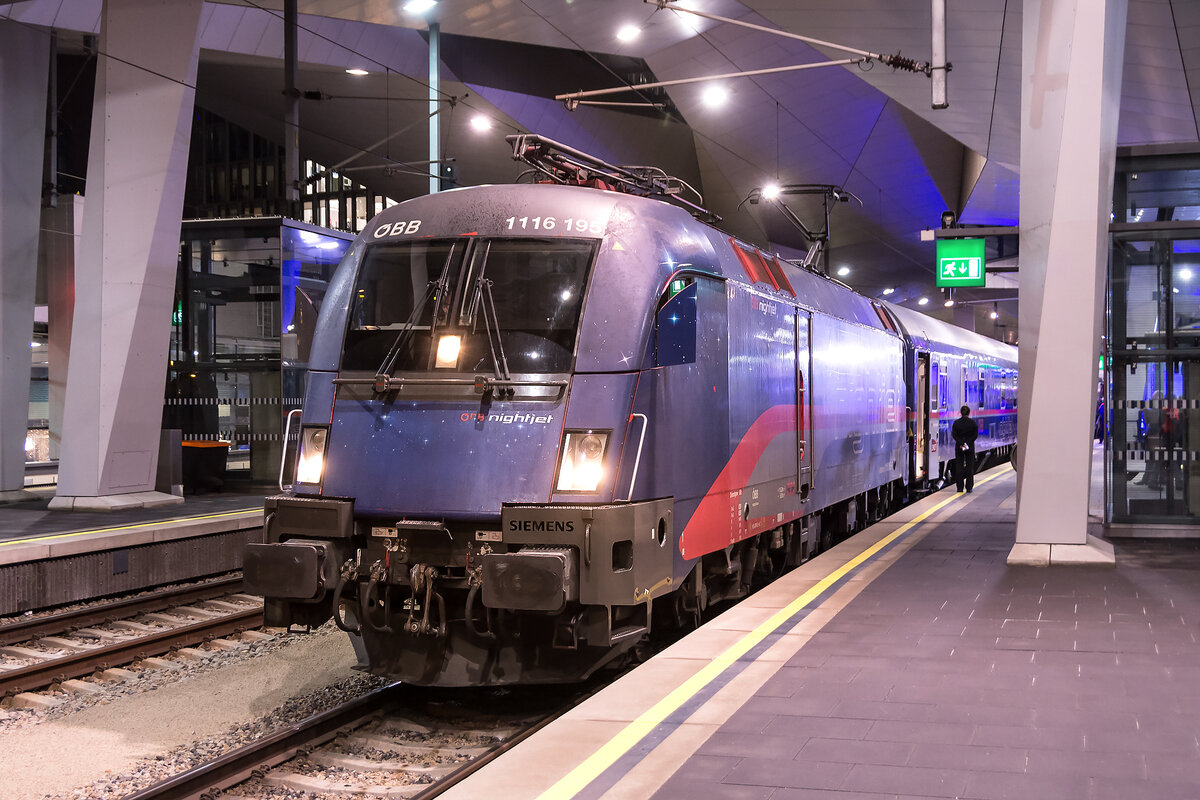 1116 195  NightJet , abfahrbereit mit dem seit dem Fahrplanwechsel neuen Nightjet 468 (Wien Hbf - Paris Est) am 13.12.2021 in Wien Hauptbahnhof.