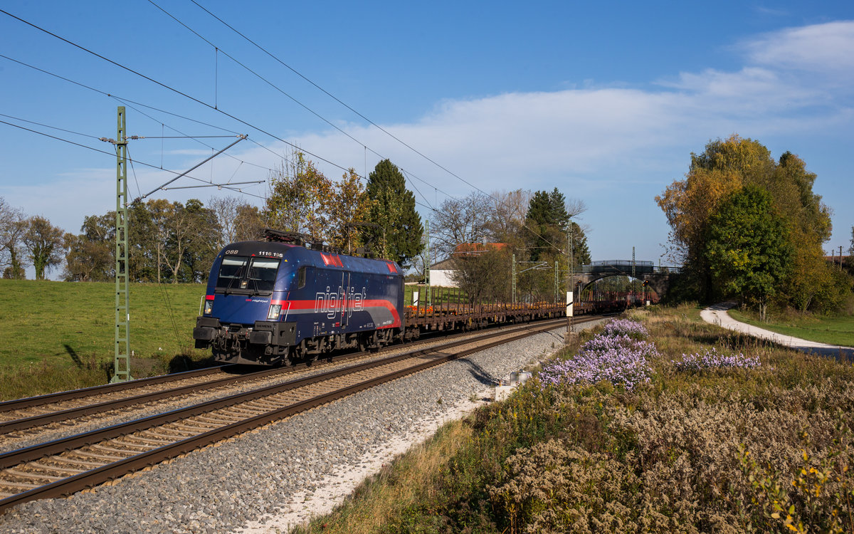 1116 195  Nightjet  fährt mit einem Stahlzug bei Übersee in Richtung München, aufgenommen am 20. Oktober 2017.