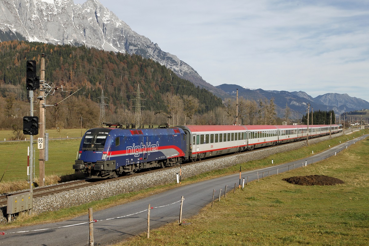1116 195 (nightjet) mit EC164 bei Öblarn am 22.11.2016.