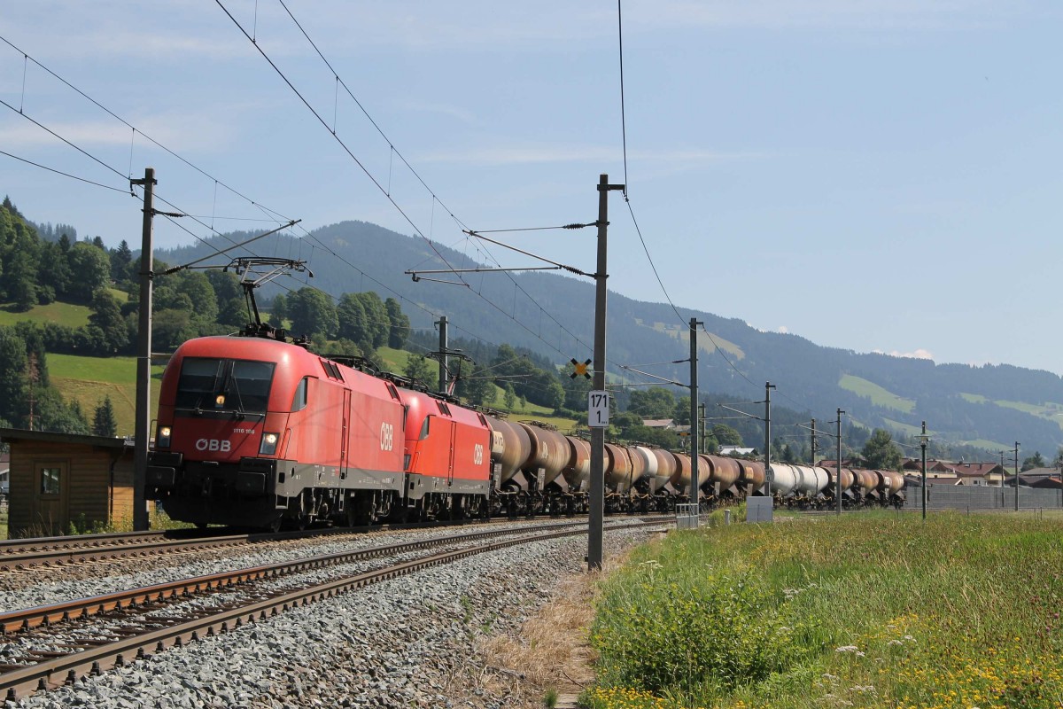 1116 196 und eine weitere Taurus mit einem Gterzug in die Richtung Wrgl bei Brixen im Thale am 26-7-2013.