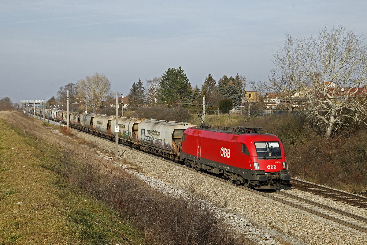 1116 198 mit Güterzug bei Rabensburg am 25.01.2018.