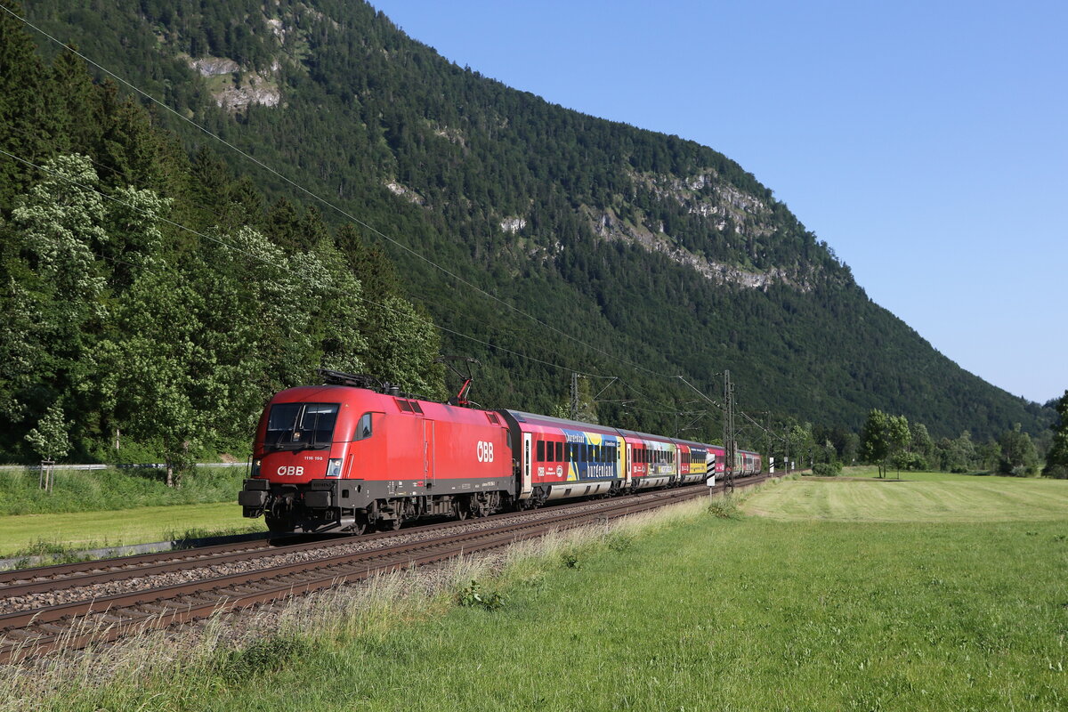 1116 198 war mit dem  ÖFB-Railjet  am 14. Juni 2023 bei Niederaudorf in Richtung Kufstein unterwegs.