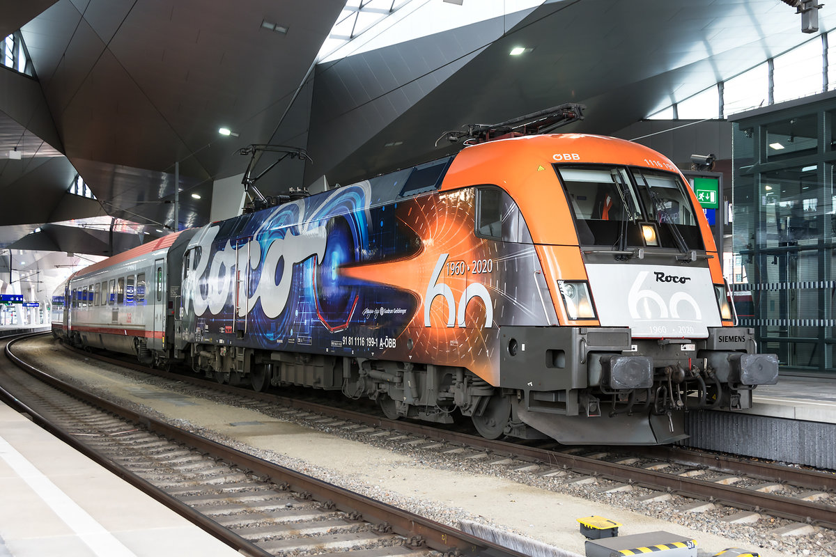1116 199  60 Jahre Roco  , mit IC 533  Lienzer Dolomiten  kurz vor der Abfahrt in Wien Hauptbahnhof, am 21.03.2021.
