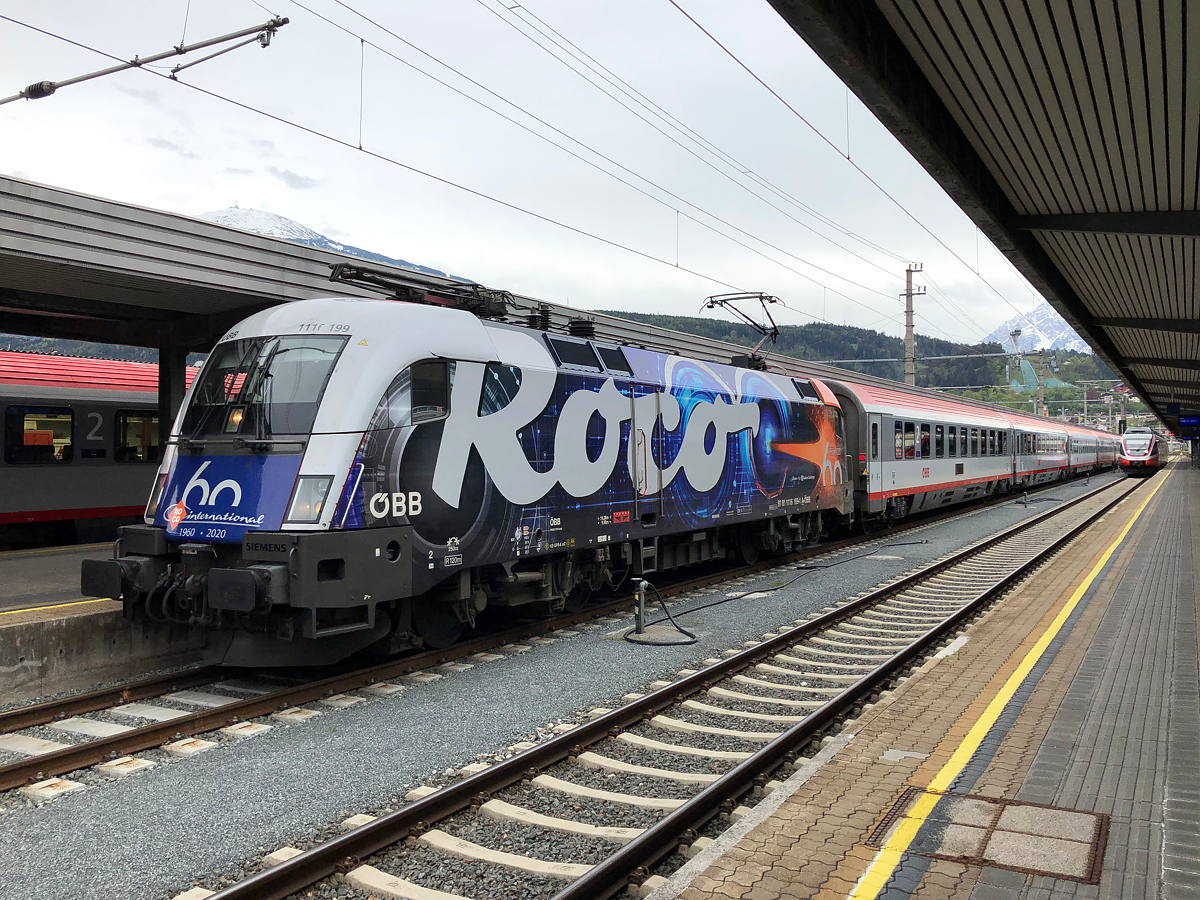 1116 199  60 Jahre Roco  wartet mit ihrem REX 5333 am Bahnsteig 6 auf die Abfahrt nach Kufstein. Innsbruck Hbf am 06.05.2021