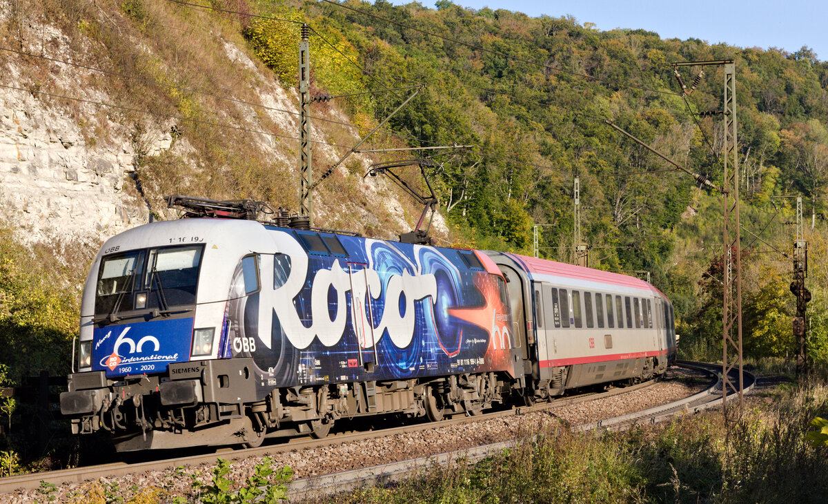 1116 199 mit EC 113 Klagenfurt-Frankfurt am 09.10.2021 an der Geislinger Steige. 