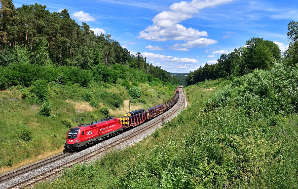 1116 199 mit einem Güterzug am 16.07.2022 bei Sinngrün.