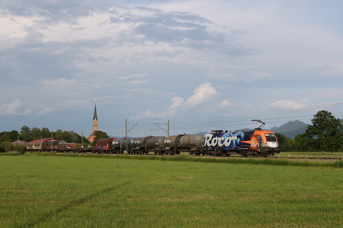 1116 199  ROCO  mit einem gemischten Güterzug aus Salzburg kommend am 10. Juni 2021 bei Übersee am Chiemsee.