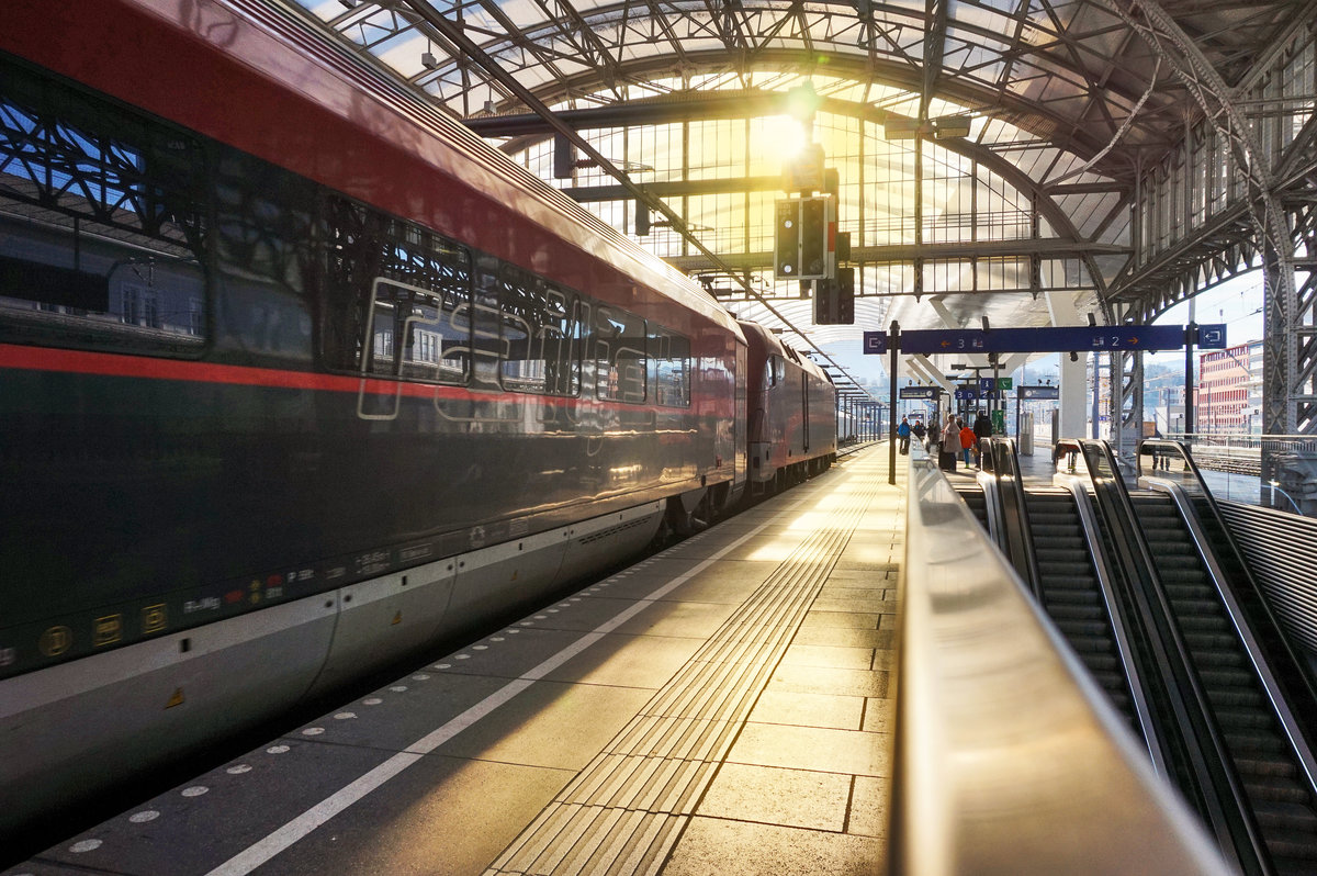 1116 200-7  Spirit of Vienna  fährt mit dem railjet 860 in den Salzburger Hauptbahnhof ein.
Aufgenommen am 10.12.2016.