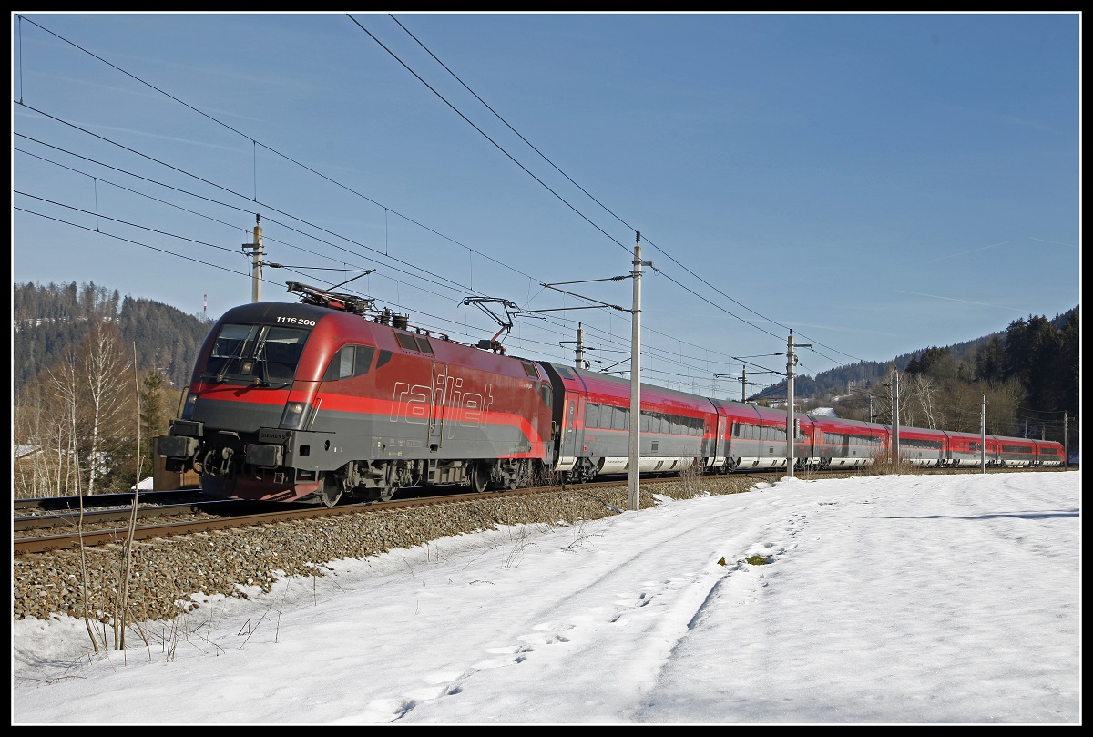 1116 200 mit Railjet bei Kindberg am 7.02.2019.