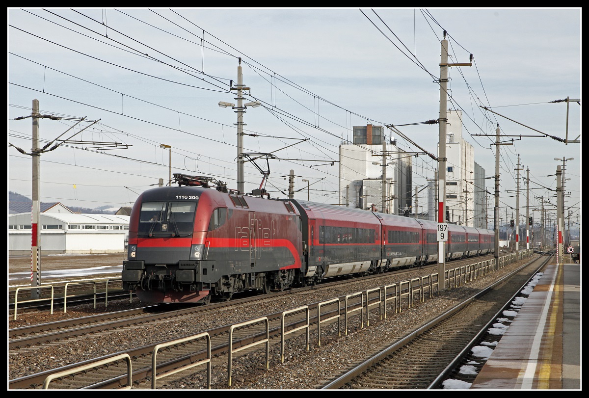 1116 200 mit Railjet in Hörsching am 30.01.2019.