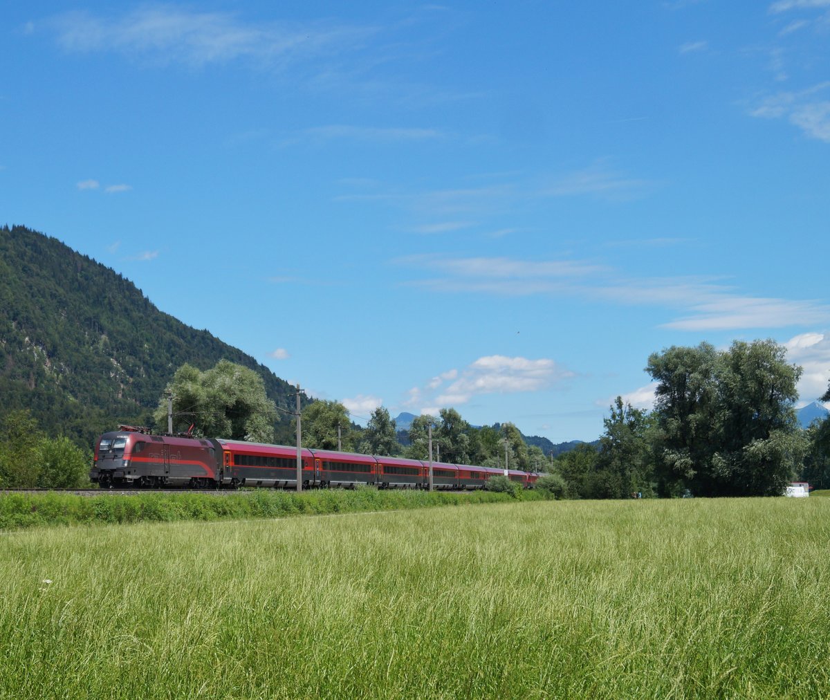 1116 201 mit dem RJX 162 (Wien Hauptbahnhof – Zürich HB) bei Schaftenau zwischen Kufstein und Wörgl. Mit diesem sommerlichen Bild vom 30.06.2020 aus einer nicht so sehr von Corona beeinflussten Zeit wünsche ich allen hier Frohe Weihnachten! 