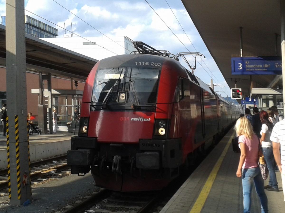 1116 202 mit RJ 68 nach München HBF am 14.08.2013 in Linz HBF.