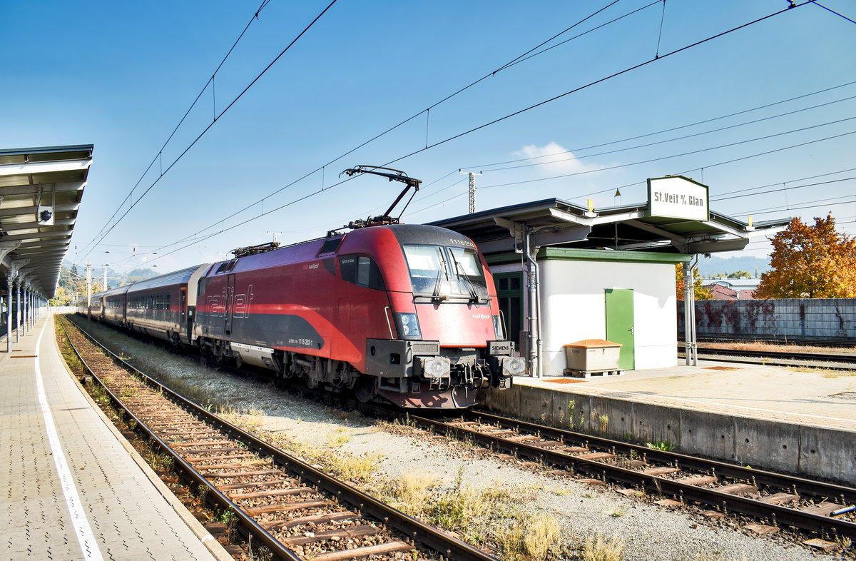 1116 203-1  Spirit of Linz  am Zugschluss von railjet 536 (Villach Hbf - Wien Hbf), beim Halt im Bahnhof St. Veit a. d. Glan.
Aufgenommen am 10.10.2018.