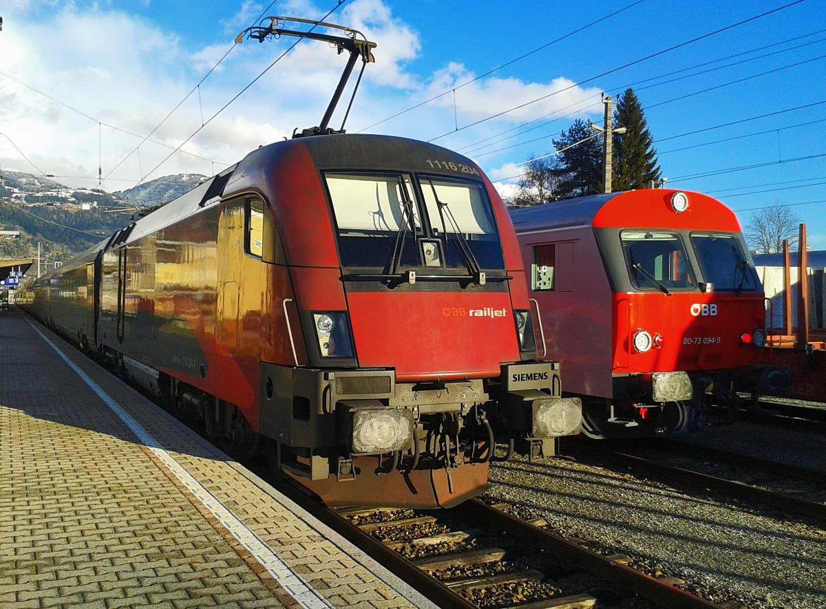 1116 204-9  Spirit of Austria  am Zugschluss von railjet 632 (Lienz - Wien Hbf) am 12.1.2016 in Lienz. Rechts daneben steht 80-73 094-9, dieser zusammen mit einem weiteren CittyShuttle-Wagon und einer 1144 um 17:19 Uhr den REX 4624 nach Sillian übernimmt.