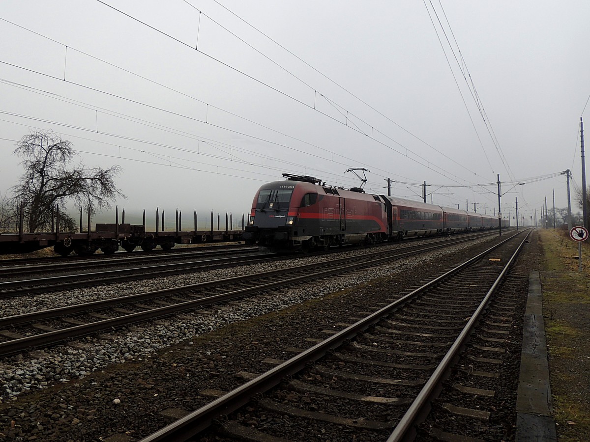 1116 204 braust bei dichtem Nebel mit Zugleistung RJ262 durch den Bhf. Redl-Zipf; 140218