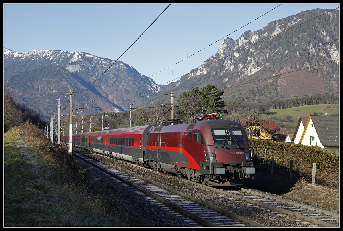 1116 205 mit Railjet bei Payerbach  am 4.12.2019.