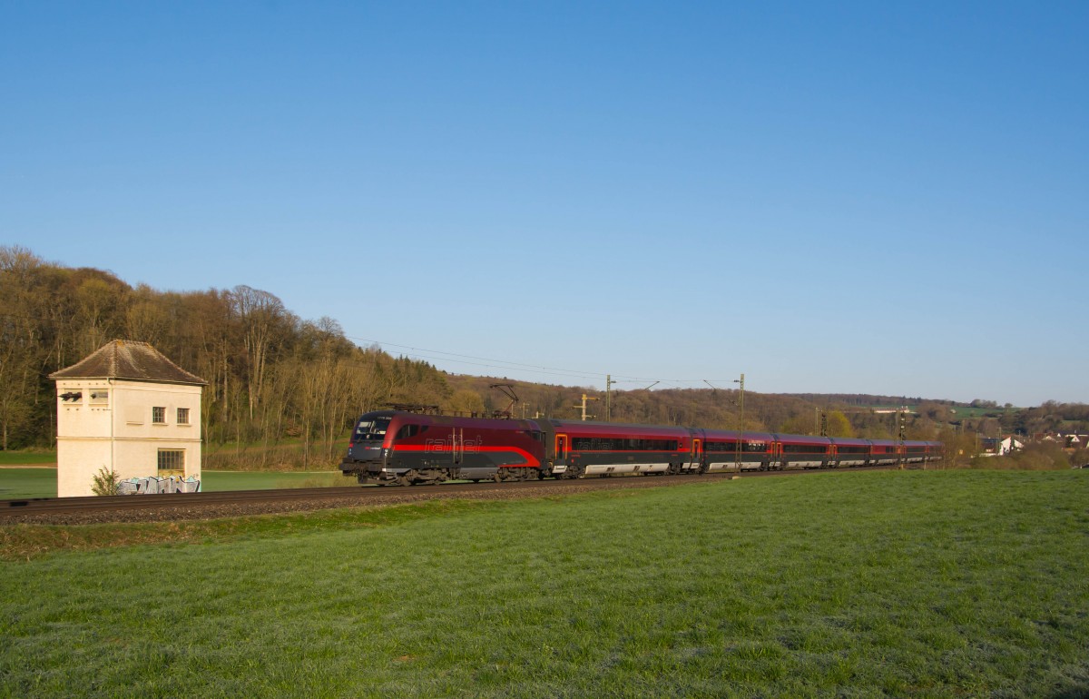 1116 205 Railjet 63 der ÖBB nach Budapest-Keleti bei Lonsee auf der Alb am 19.4.2015.