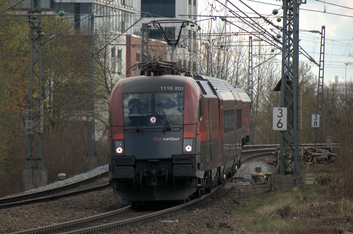1116 207 am 12.04.15 aus Richtung Holzkirchen am Münchner Heimeranplatz