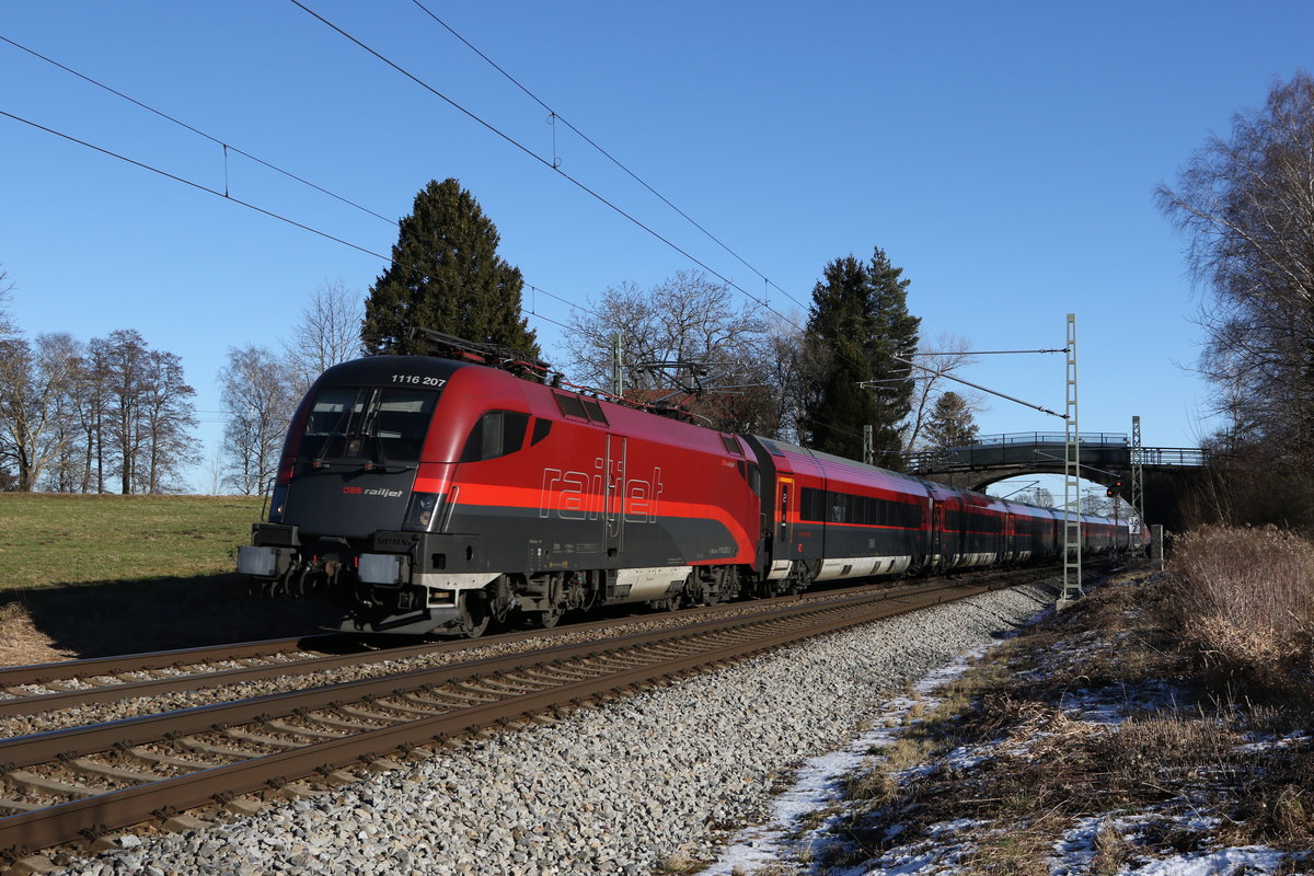 1116 207 mit einem Railjet aus Salzburg kommend am 31. Dezember 2020 bei Übersee am Chiemsee.